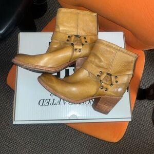 Frye Mustard Leather Ankle Boots sz 7 1/2 Tabitha